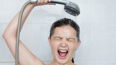 Дерматолог: Взимайте душ 2-3 пъти седмично