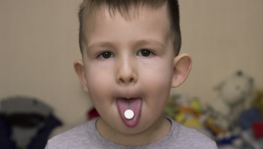 Опасно ли е децата да приемат лекарства за възрастни?