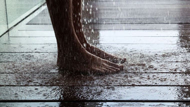 Контрастен душ срещу подути крака
