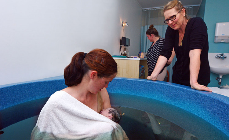 Д-р Трейси Купър: Водата по време на раждане действа като упойка