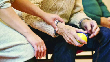 Прекалената доверчивост на възрастните хора може да се дължи на деменция