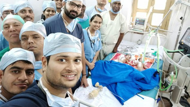 Хирурзи от Индия станаха знаменитости заради това СЕЛФИ от операционната с...