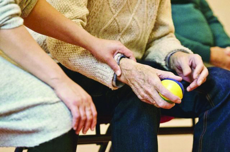 Прекалената доверчивост на възрастните хора може да се дължи на деменция