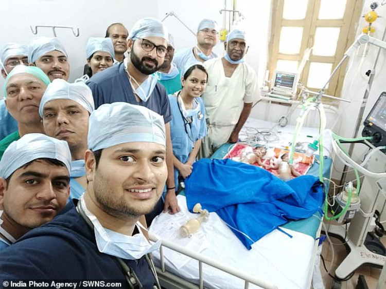 Хирурзи от Индия станаха знаменитости заради това СЕЛФИ от операционната с...