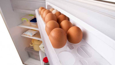 Всички държим яйцата на вратата на хладилника! Това обаче е много опасно