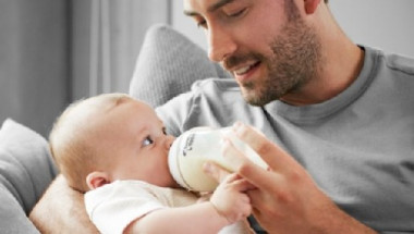 Храненето на бебето от шишето ще определи дали ще е левичар, или не