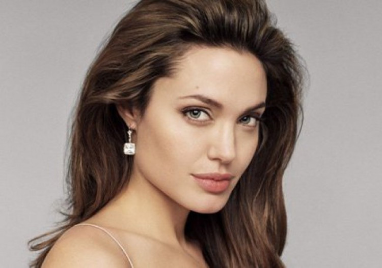 Пловдивски лекари оперираха жена по модела на Анджелина Джоли