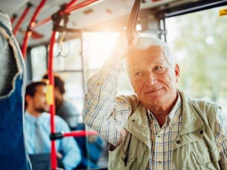 Психолог изненадващо: Не отстъпвайте място на бабите в автобуса