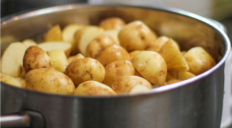 Защо трябва да пием водата от варените картофи?