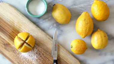 Какво се случва, ако нарежете лимон и го поръсите със сол?