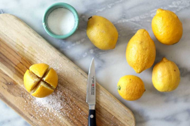 Какво се случва, ако нарежете лимон и го поръсите със сол?