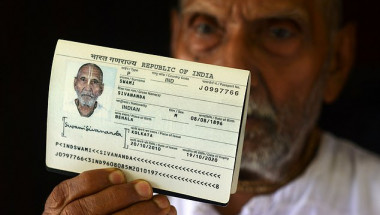 123-годишен мъж ошашави служителите на летище с паспорта си СНИМКИ