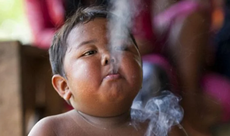 2-годишно дете пуши по 40 цигари на ден! Ето какво го сполетя след 9 години