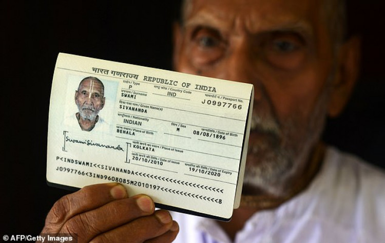 123-годишен мъж ошашави служителите на летище с паспорта си СНИМКИ