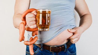 Прекаляването с месо и бира увеличава нивото на пикочна киселина при младите