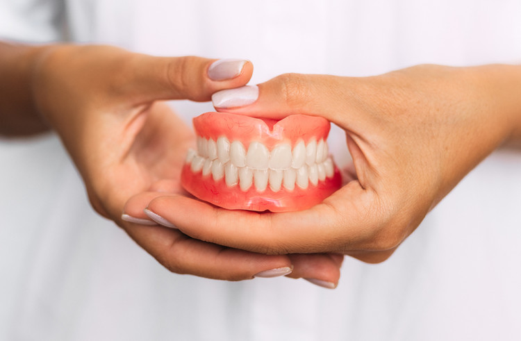 Какво покрива НЗОК за зъбни протези при инвалиди?