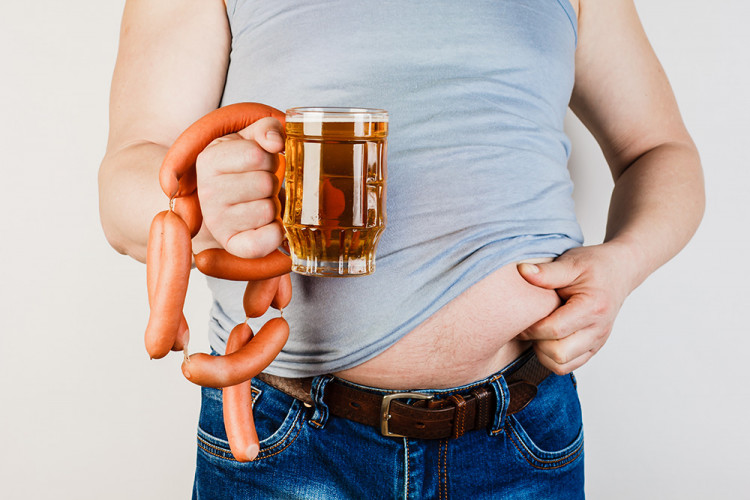 Прекаляването с месо и бира увеличава нивото на пикочна киселина при младите