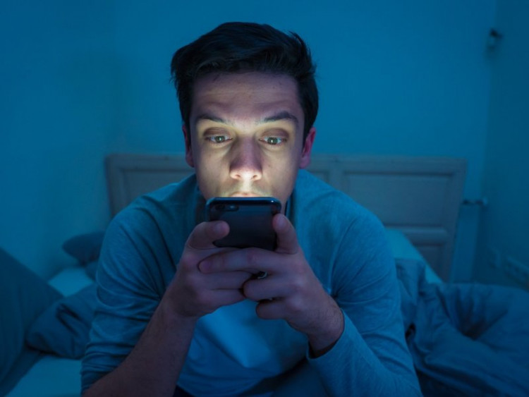 Изненада: Не синият цвят, а тази функция на смартфоните лишава хората от сън