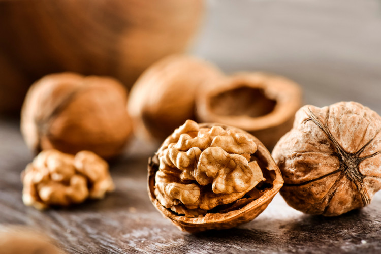 Прекалената употреба на орехи провокира рак на черния дроб?