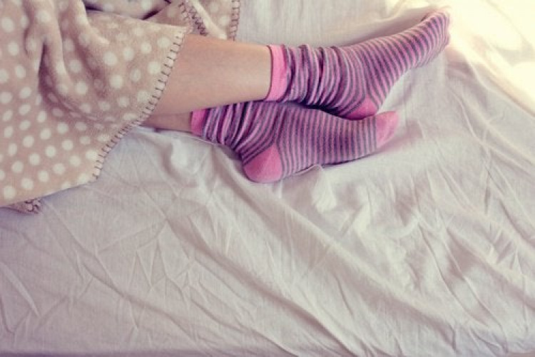 Полезно ли е да спите с чорапи