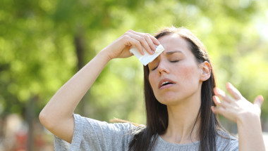 Внезапна слабост и висока температура – симптоми на слънчев удар