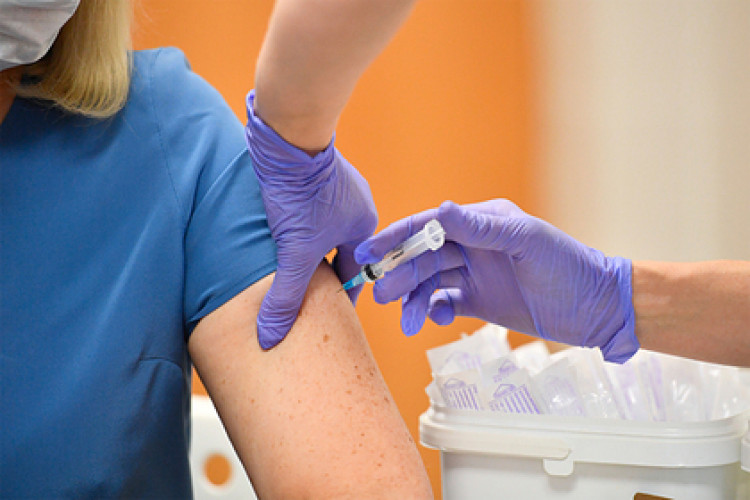 Лекар разкри кои хора не бива да ползват ваксината срещу COVID-19