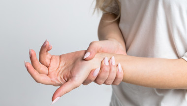 Изтръпването на ръката - сигнал за изменения на шийните прешлени