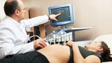 Полагат ли се на бременните жени безплатни прегледи с ехограф?