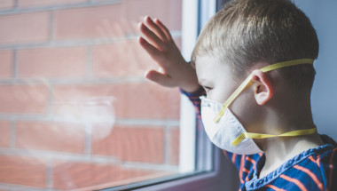 Пет симптома на "британския" щам на коронавируса при деца