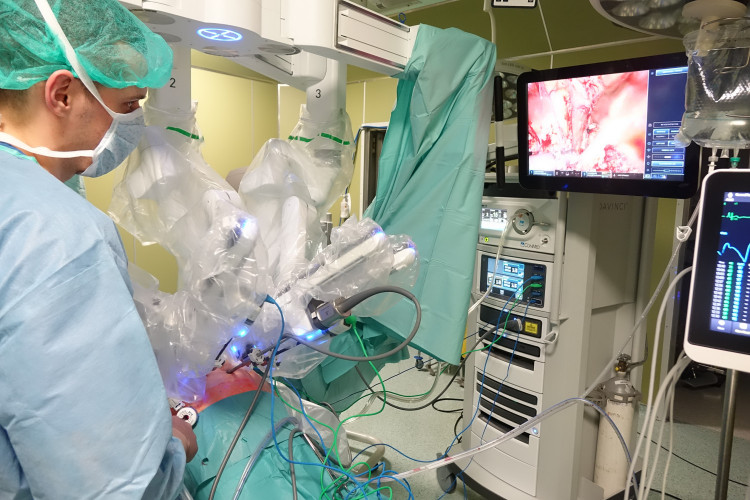 Хирурзи от четири специалности оперират с най-новото поколение на робота Да Винчи в Болница Токуда