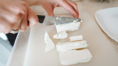 Парченце сирене преди тортата помага „да залъжете” глада за сладко