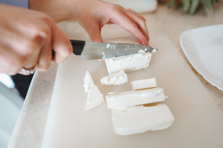 Парченце сирене преди тортата помага „да залъжете” глада за сладко