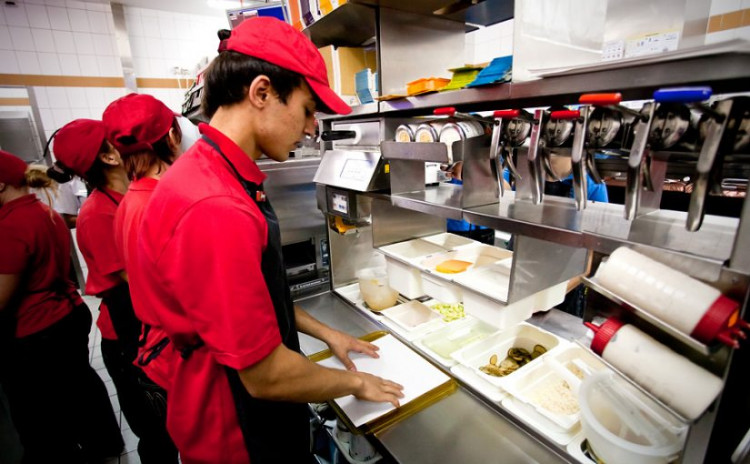 Служител на Макдоналдс тайно снима фритюрника: Вече няма да искате пържени картофки СНИМКА
