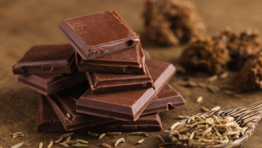 Чесън, черен шоколад и кимион подхранват полезните чревни бактерии