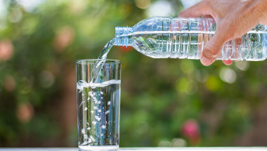 Постоянното пиене на минерална вода крие риск от камъни в бъбреците