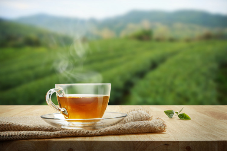 Може ли да се пие топъл чай в горещ ден?