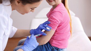 Как да получа справка за направените на дъщеря ми ваксини?