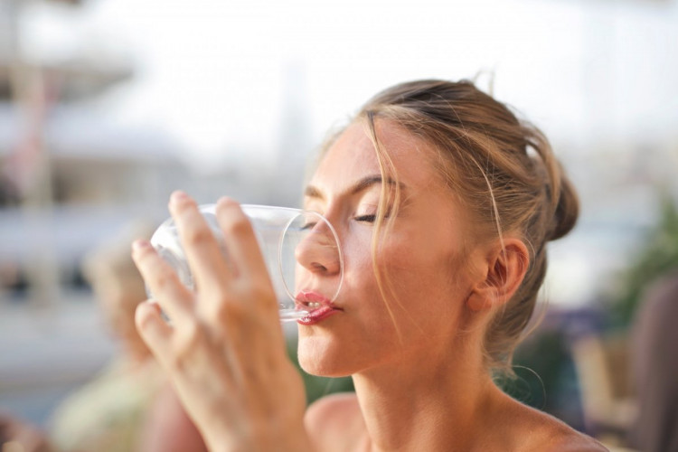 Експерт посочи знаците, по които да разберем, че пием достатъчно вода