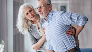 Какво причинява болка в гърба при дишане?