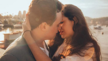 Жена оглуша с едното ухо след страстна целувка с любимия си