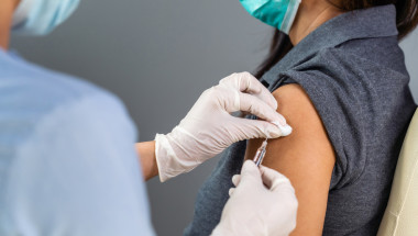 Адаптирани иРНК ваксини срещу COVID се прилагат в кабинетите на джипитата