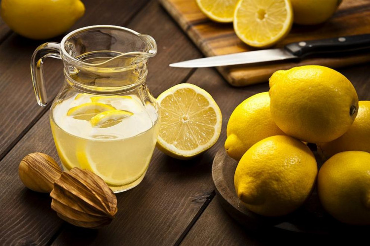 Вода с лимон сутрин: Доказани ползи за тялото