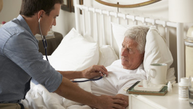 Длъжен ли е личният лекар да прави домашни посещения на трудно подвижните си пациенти?