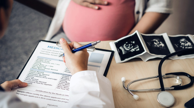 Неосигурените бременни ще имат право на 4 прегледа