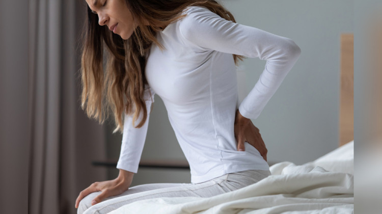 Как да спим, за да облекчим болките в гърба и кръста?