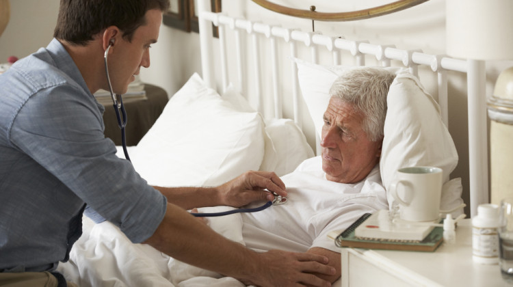 Длъжен ли е личният лекар да прави домашни посещения на трудно подвижните си пациенти?