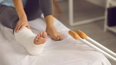 Имам ли право на 6 месеца болнични за счупен крак?