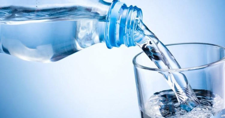 Гастроентеролог посочи хората, които не бива да пият минерална вода