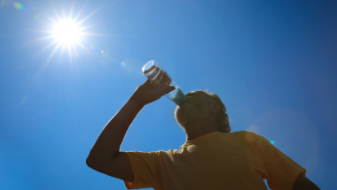 Научете какво, освен чиста вода, е полезно да пием в горещините