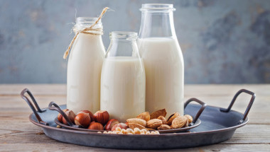 Кое мляко е по-полезно – натуралното или растителното?